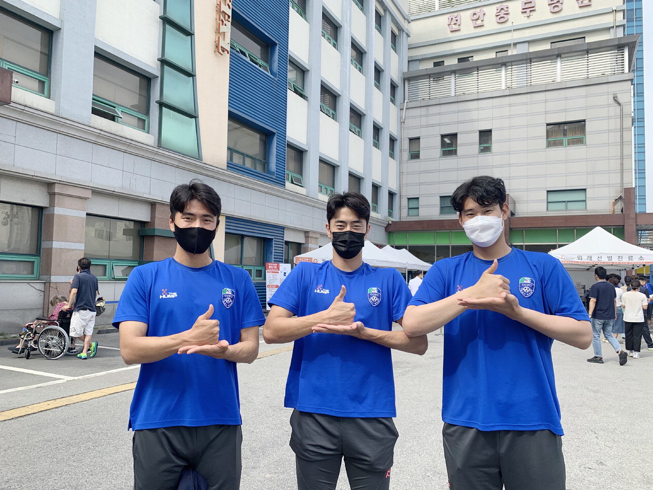 코로나19 검사를 받은 천안시축구단 선수들이 의료진들에 대한 감사를 표하는 덕분에 챌린지 포즈를 취하고 있다. /천안시축구단 제공