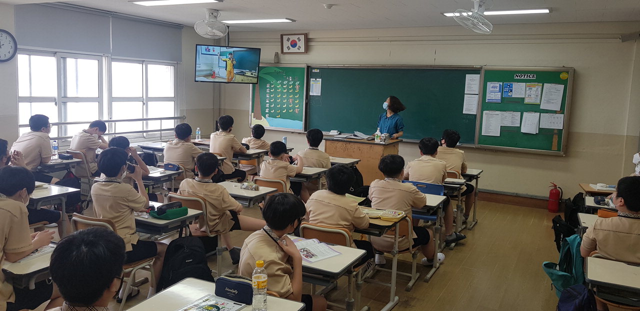 청주의 한 중학교에서 실시간으로 진행된 온라인 소방안전교육 모습. /청주서부소방서 제공