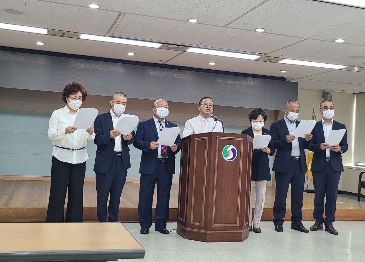 미래통합당 의원들이 8일 민주당의 일방적인 원 구성에 항의하는 기자회견을 갖고 있다.