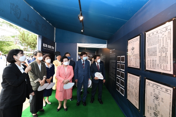 한국의 서원 세계유산축전에서 도산서원 전시회를 관람하는 참석자. / 사진 문화재청 제공