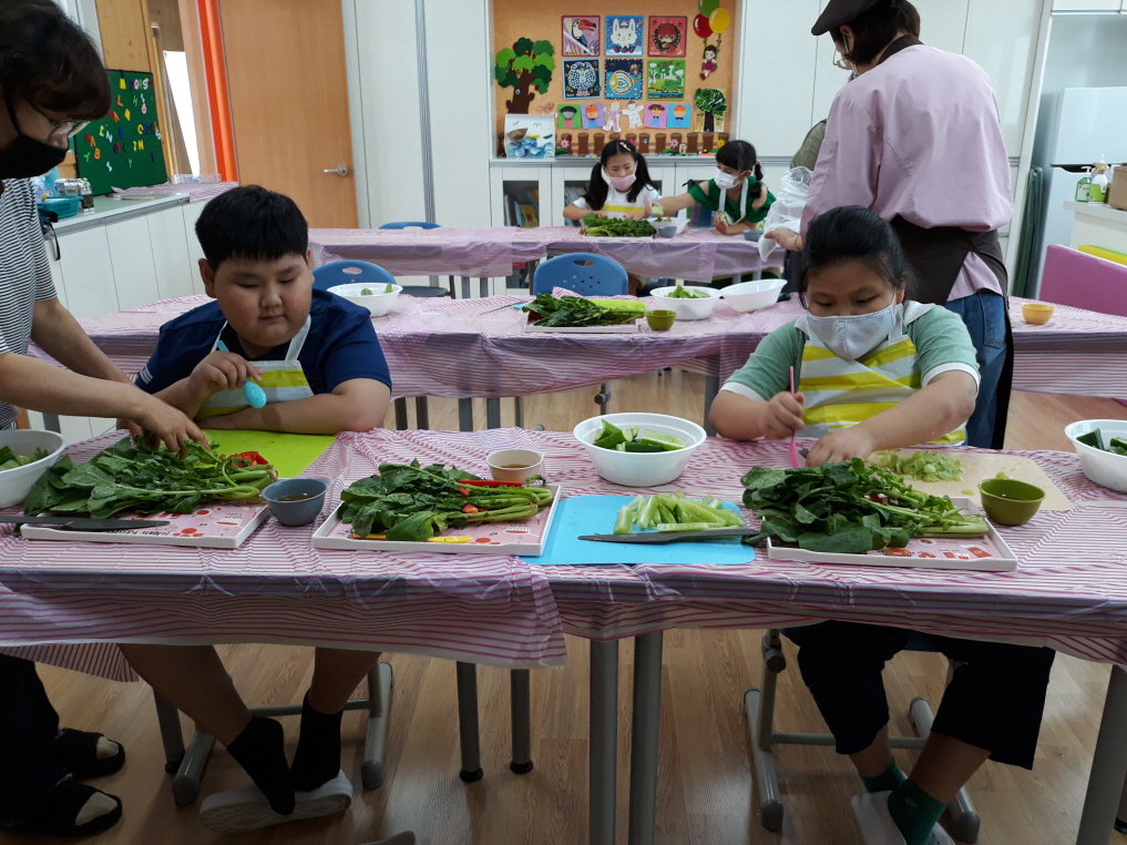 판동초 동그라미 요리교실에 참여한 학생들이 외김치를 만들고 있다. / 보은교육지원청 제공