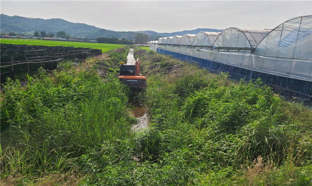 한국농어촌공사 보은지사가 고소독작물 재배지 배수로를 정비하고 있다. / 한국농어촌공사 보은지사 제공
