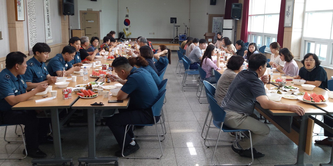 강서1동 자원봉사대가 16일 강서1동 행정복지센터, 강서지구대 직원들을 위해 삼계탕과 먹거리를 제공했다. / 흥덕구 제공