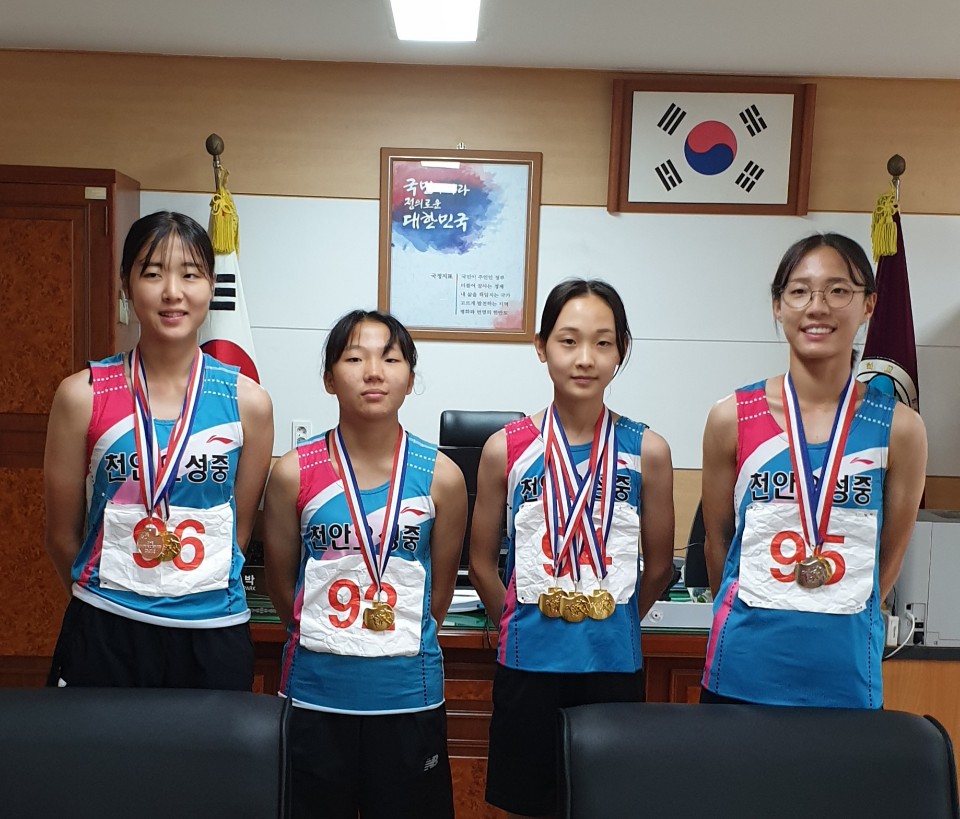 천안오성중학교 육상부가 제49회 전국종별육상경기대회에서 금메달 3개, 은메달 1개, 동메달 1개를 획득했다.  /천안시 제공