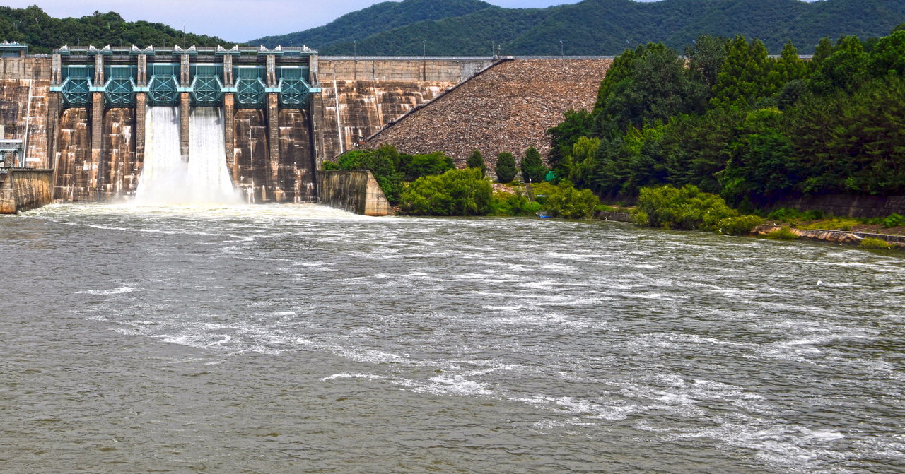 대청댐이 지난 17일부터 수문 6개 중 2개를 열고 방류를 하고 있다. 2018년 8월 이후 2년 여 만인 이번 방류는 댐 수위가 상시 만수위인 76.5m 직전까지 올라 이번 주 대청호 유역에 비가 올 것에 대비한 방류이다. / 김용수
