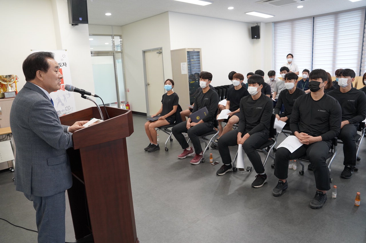 진천군은 20일 진천군청직장운동경기부 선수들을 대상으로 비위행위 예방 교육과 자정결의대회를 개최했다. / 진천군 제공