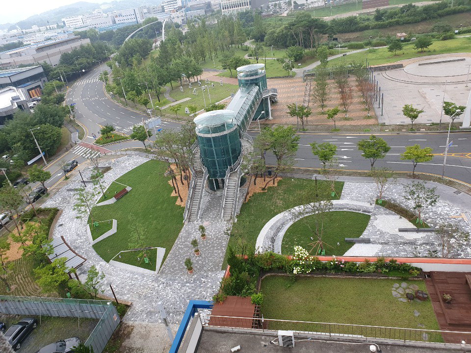 녹지광장 리모델링 사업이 완료된 관평동 779번지 소재 광장의 전경 모습. / 대전 유성구 제공