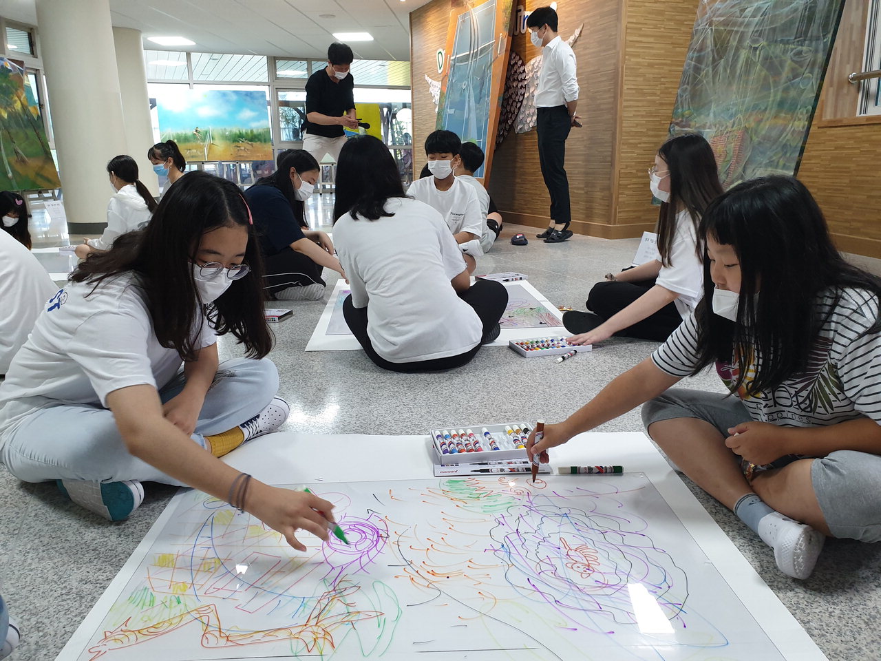 진천상신초등학교 학생이 사윤택 작가와 함께하는 미술 수업에서 기억을 시각화 하고 있다. / 진천교육청 제공