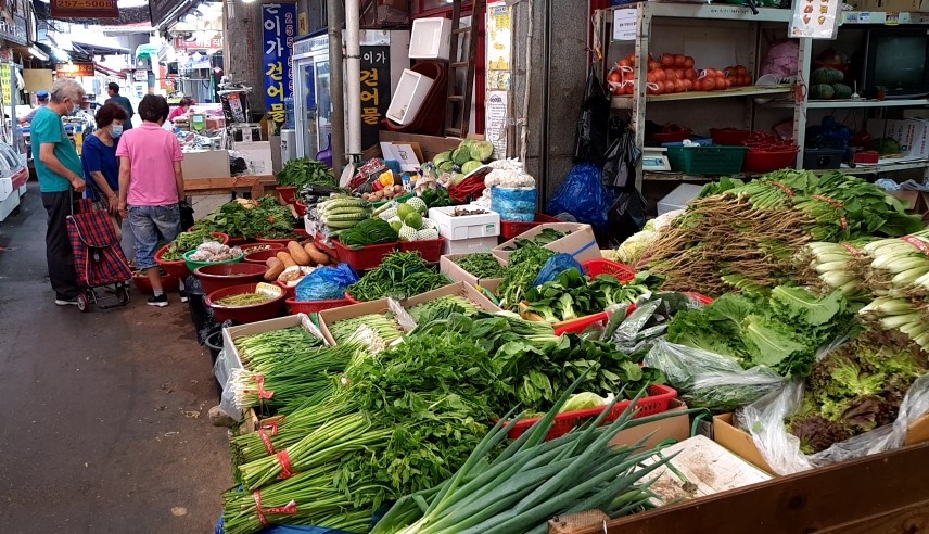 28일 청주 육거리 시장을 방문한 시민들이 채소가게에 진열된 상품들의 상태를 확인하고 있다. / 안성수