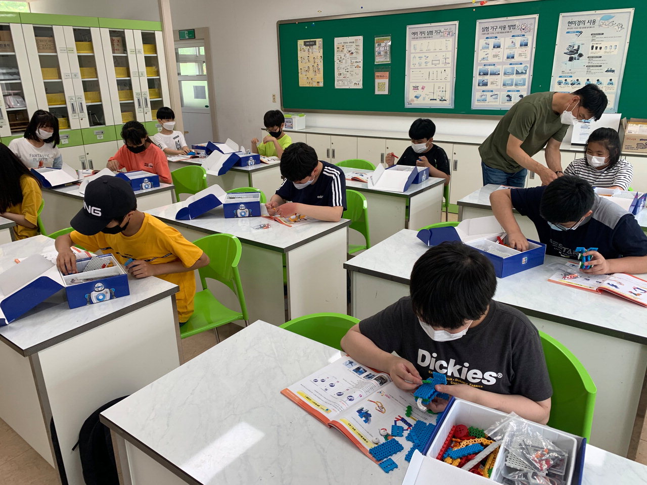 진천 초평초등학교 학생들이 다양한 방과후 교실 프로그램에 참여하고 있다. / 진천교육청 제공