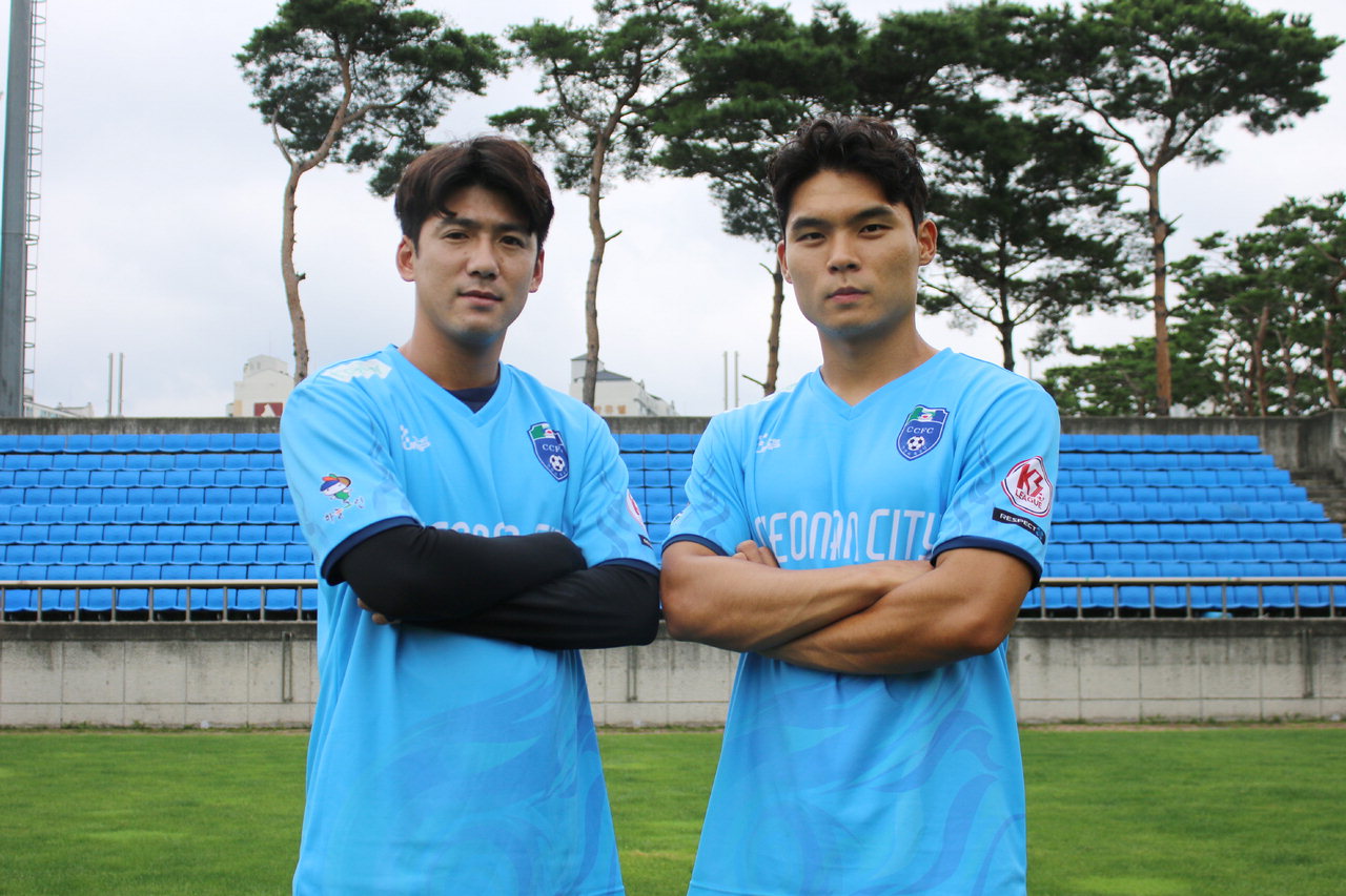 천안시축구단 유니폼을 입게된 박선주(사진 왼쪽)와 정성현 선수. /천안시축구단 제공