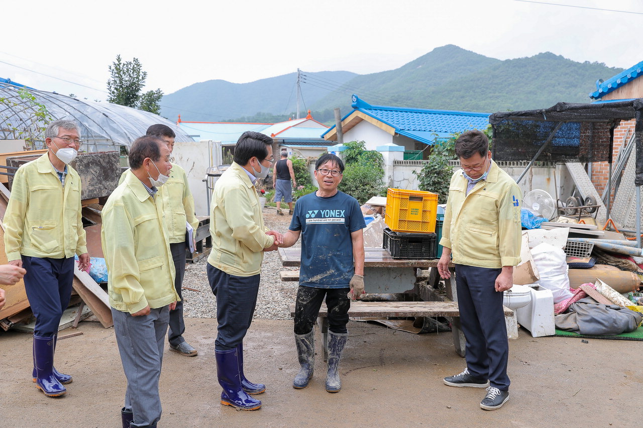 오세현 아산시장이 송악면 평촌3리 침수현장에서 주민을 위로하고, 새마을회 등 자원봉사자를 격려하고 있다.