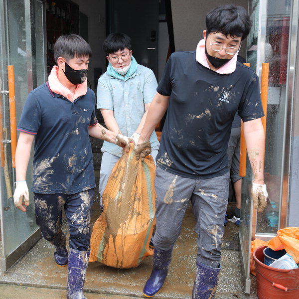 침수 피해를 입은 대전 서구 정림동 코스모스아파트를 찾은 자원봉사자들이 복구활동을 하고 있다. / 대전 서구 제공