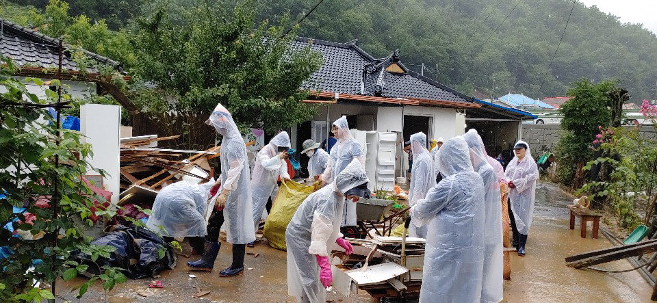 충북도 직원들이 폭우로 피해를 입은 수해민 돕기에 나선 가운데 6일 신성장산업국 직원 30여명이 단양군 매포읍에서 침수된 주택을 찾아 복구작업을 하고 있다./충북도 제공