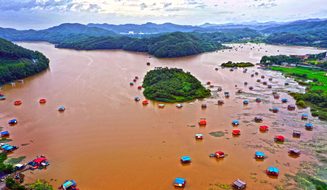 지난주부터 내린 폭우로 충북지역에 많은 수해가 발생한 가운데 장맛비가 이어진 9일 폭우로 많은 물이 유입된 진천 초평저수지가 흙탕물로 가득 차 있다. / 김용수