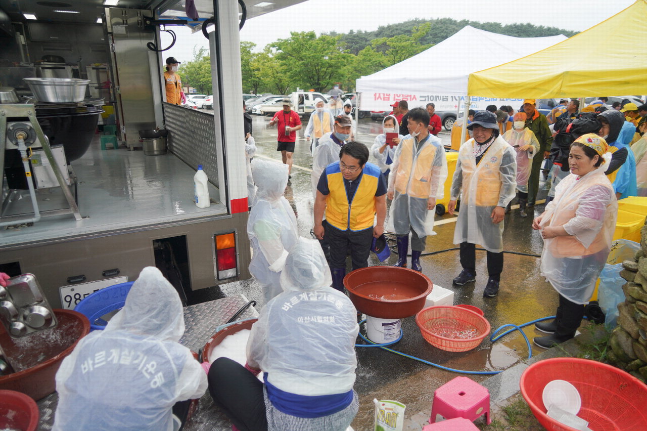 오세현 시장 자원봉사자 격려 모습