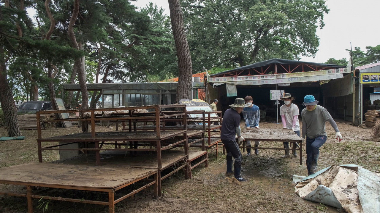 영동군 양산면 송호리 한 식당이 물이 빠지자 침수된 집기를 정리하고 있다. / 영동군 제공