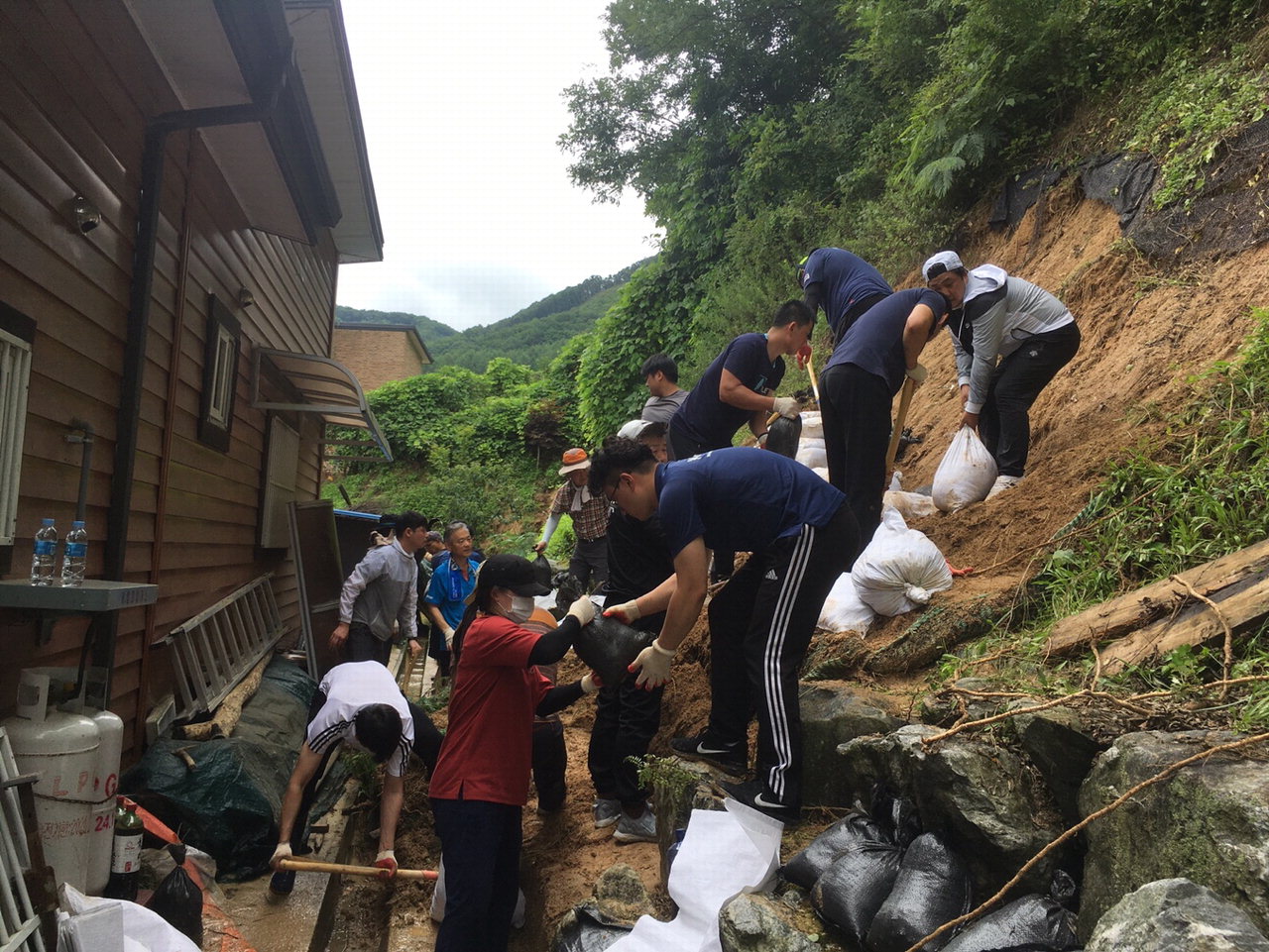 충북도장애인체육회(사무처장 고행준) 직원 및 지도자 20여명은 10일 기록적인 폭우로 큰 피해를 입은 음성지역을 방문해 수해복구 봉사활동을 실시했다.