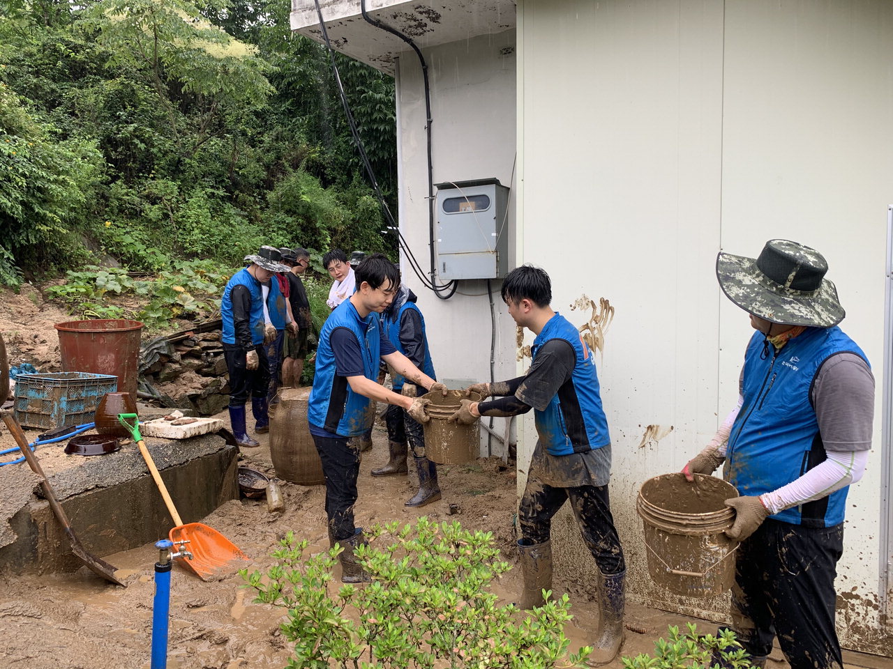 한국농어촌공사 충북지역본부는 10일 집중호우 피해를 입은 제천시 용하저수지 인근 수해지역에서 대민지원을 진행했다.