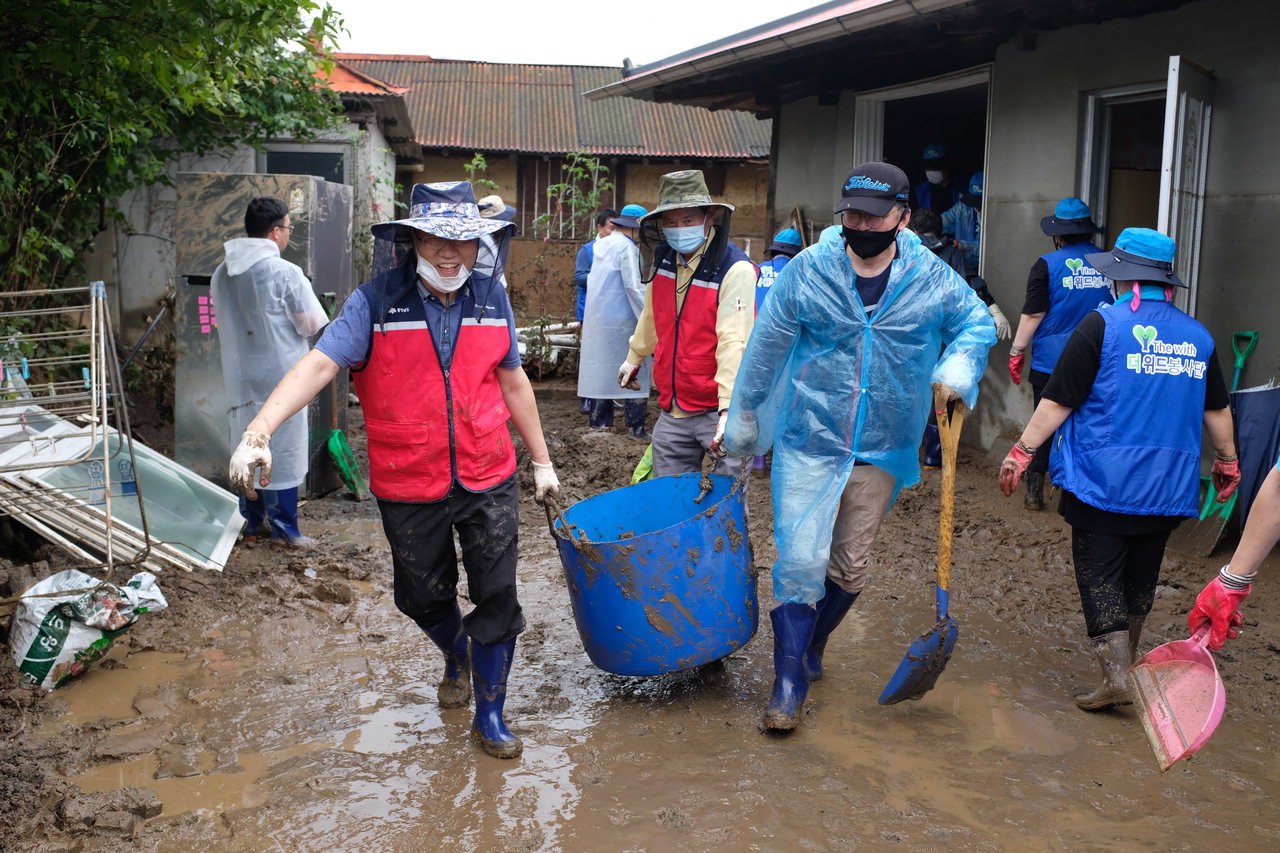 자원봉사자들이 침수피해를 입은 주택의 토사를 옮기고 있다. /충남자원봉사센터 제공