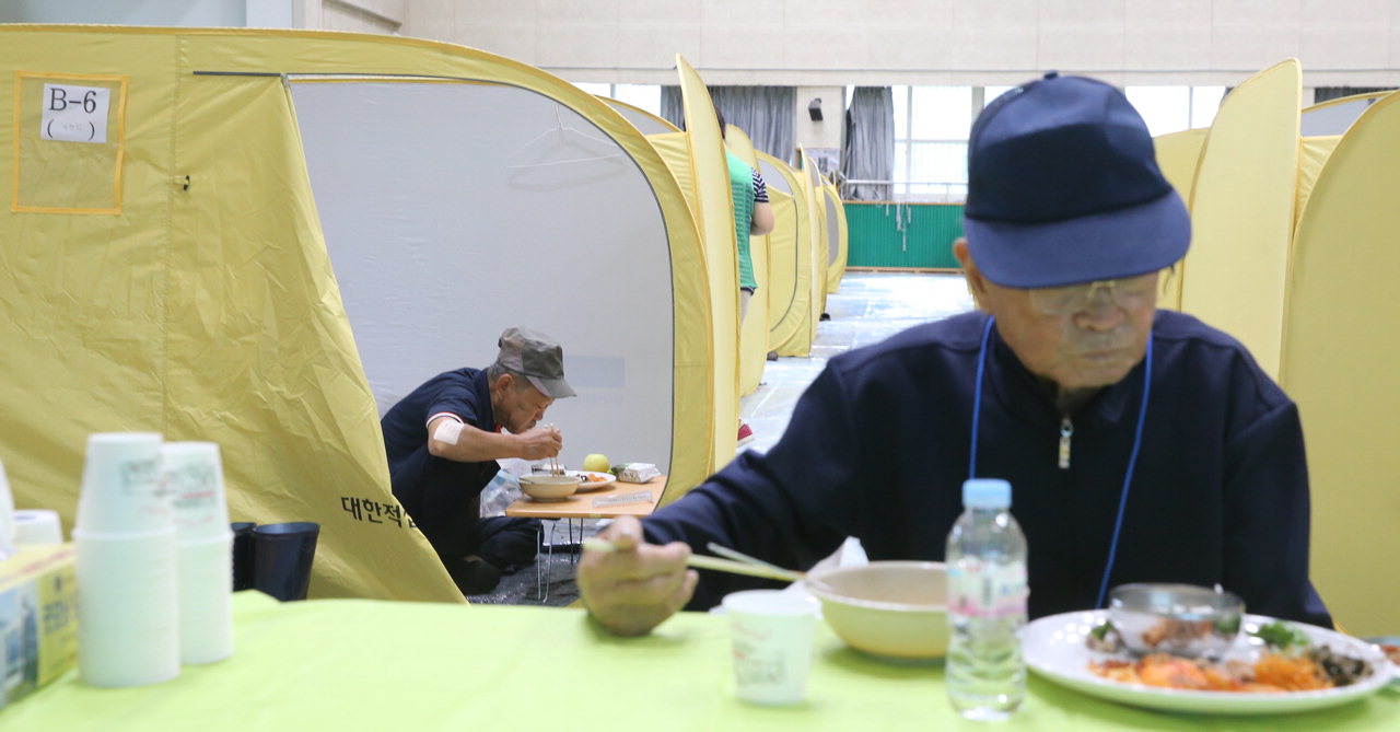 음성군 삼성중학교에 마련된 이재민 임시주거시설에서 생활하고 있는 방현권씨가 개인텐트 안에서 점심을 먹고 있다. /신동빈
