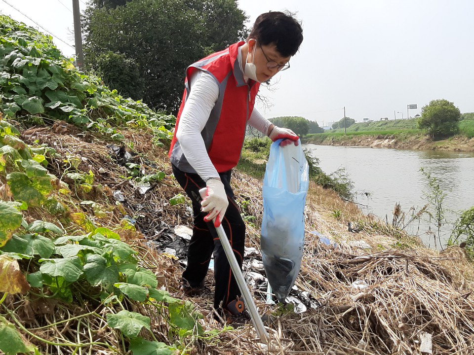 이정만 미래통합당 천안시을 당협위원장이 성환천 주변에서 쓰레기를 수거하고 있다./유창림
