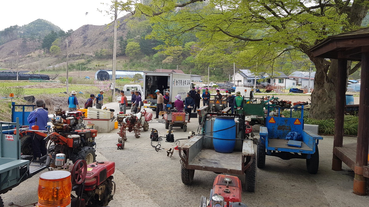긴급 농기계 수리반이 침수 피해를 입은 마을을 찾아 침수 농기계를 수리하고 있다. / 금산군 제공