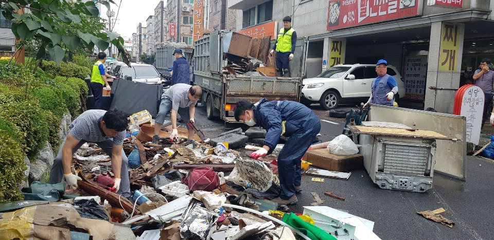 대전 중구 대형폐기물 수거팀이 오류동 수해지역의 폐기물을 처리하고 있다.  / 중구 제공
