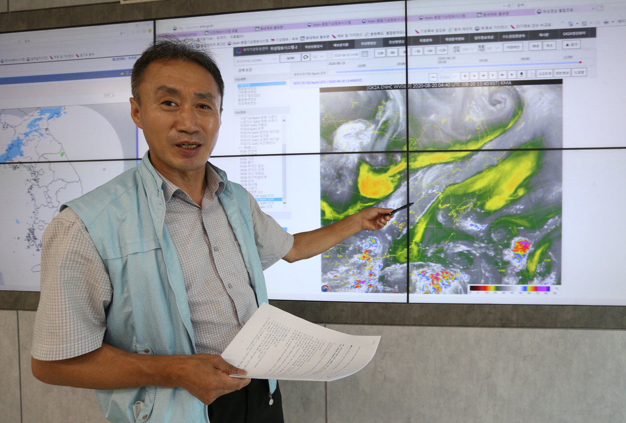김진석 방재·소통팀장이 극한기후에 따른 방재예보의 중요성을 설명하고 있다. /신동빈