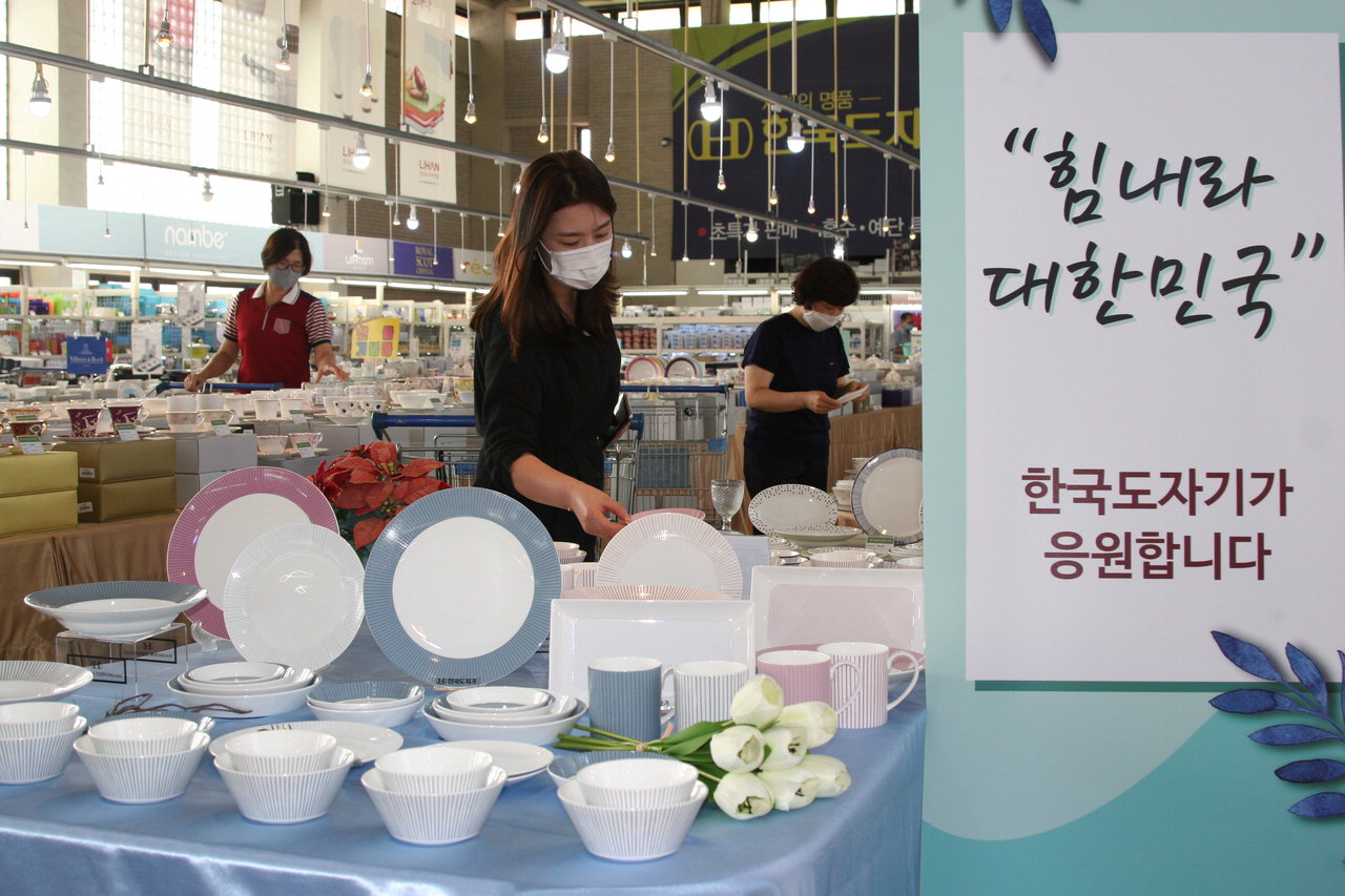 한국도자기 고객사은 행사를 방문한 고객들이 한국도자기 제품을 살펴보고 있다. / 한국도자기 제공
