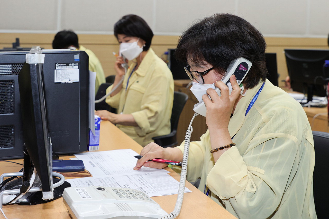 대전시 직원들이 시청 전산교육장에서 광화문집회 참여자들에게 전화를 걸어 코로나19 검사를 받도록 권유하고 있다. / 대전시 제공