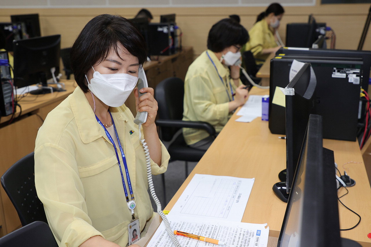 대전시 직원들이 시청 전산교육장에서 광화문집회 참여자들에게 전화를 걸어 코로나19 검사를 받도록 권유하고 있다. / 대전시 제공
