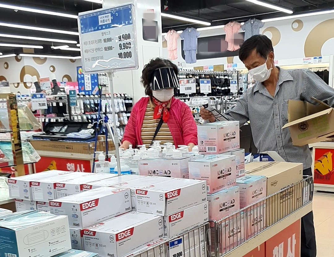 26일 소비자들이 청주 A대형마트 매대에 진열돼 있는 마스크를 가격을 확인하고 있다. / 안성수