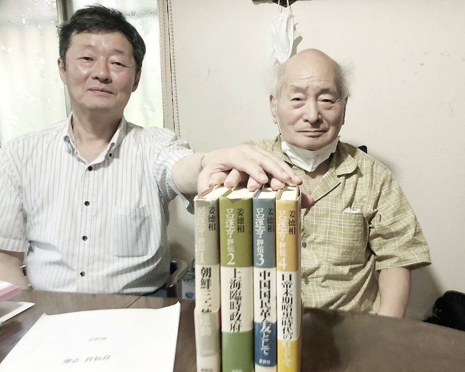 강덕상 명예교수(사진 오른쪽)가 일본 자택에서 제자 이규수 교수와 여운형평전을 앞에 두고 기념촬영을 하고 있다. /독립기념관 제공