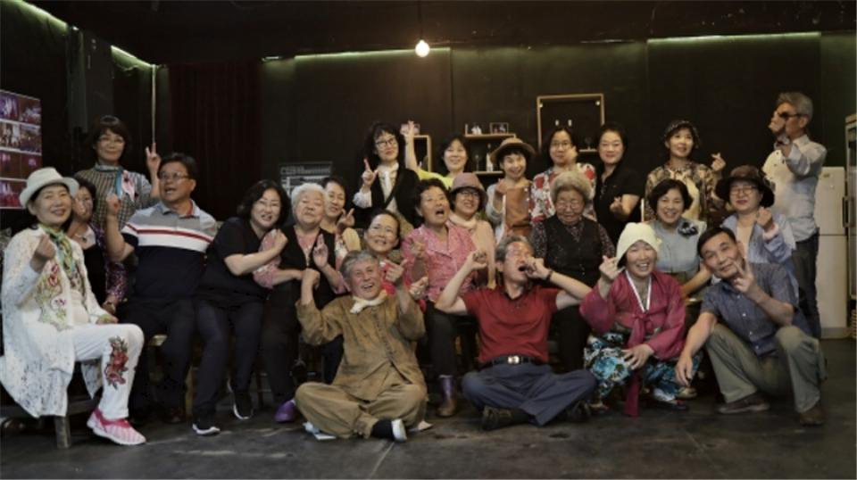 에코시낭송클럽 회원들이 지난달 25일 만종리대학로극장 탐방길에 함께 공연하고 기념촬영을 했다.