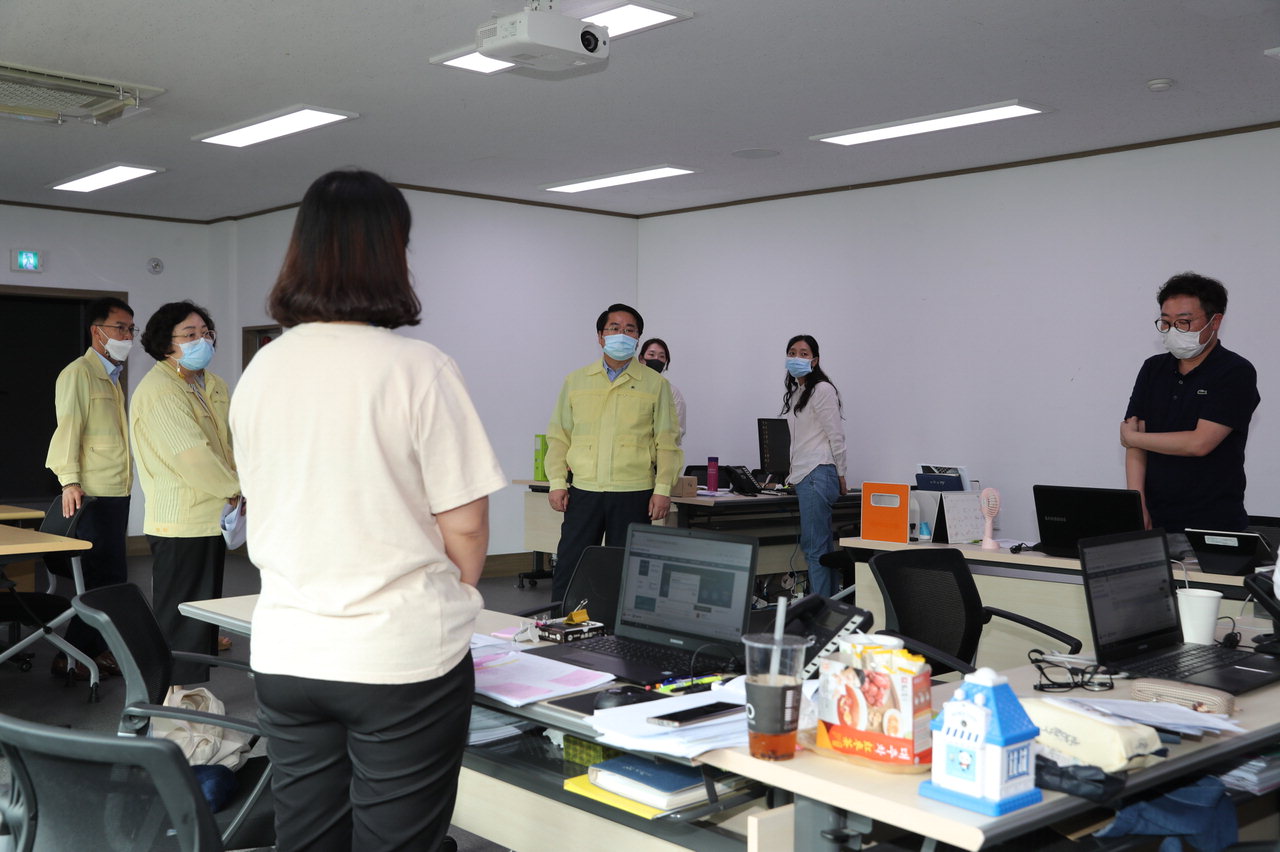 오세현 시장이 28일 오후 아산시 보건소를 찾아 직원들을 격려하고 있다.