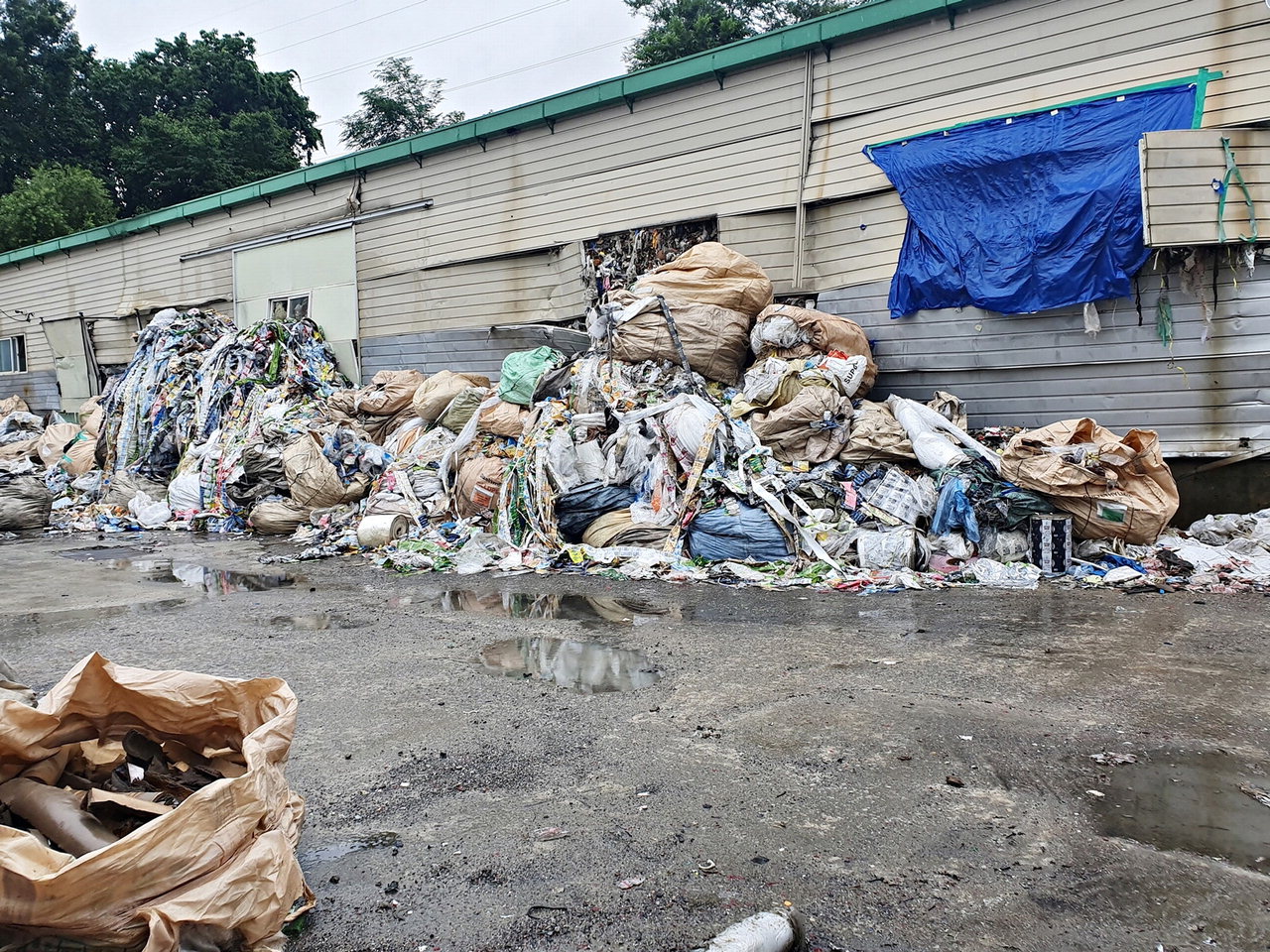 앙성면 본평리 폐기물재활용공장 부지에 불법 투기된 각종 폐기물