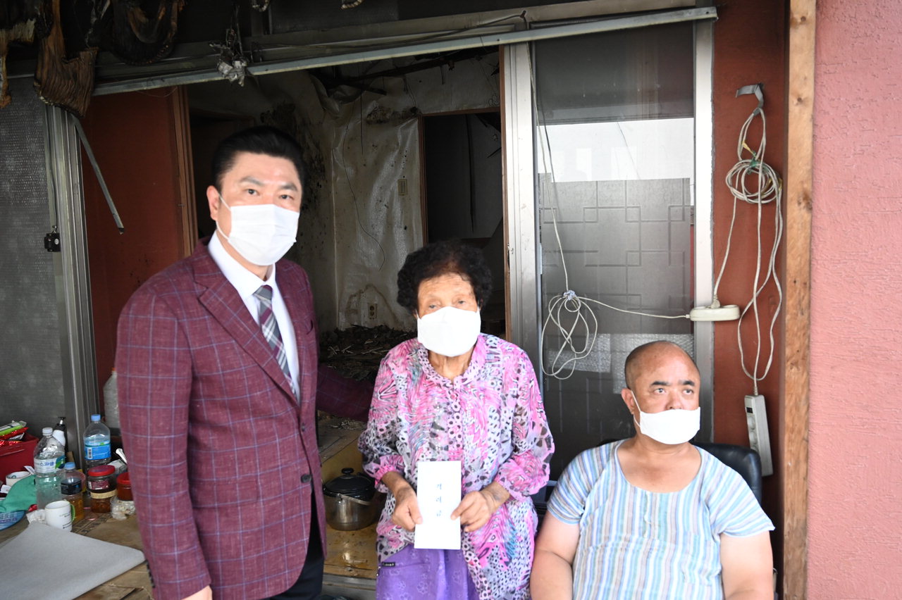 대전 중구의회가 1일 화재로 가옥을 잃은 이재민에게 격려금을 지원했다. / 중구의회 제공