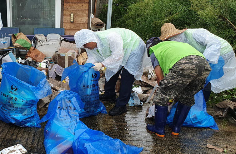 마로면 지역사회보장협의체 회원들이 봉사 대상 가정을 방문해 대청소를 진행하고 있다. / 보은군 제공