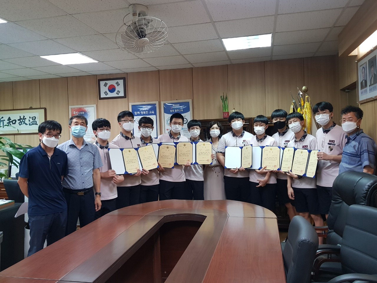 충북과학전람회에서 입상한 미덕중 학생들