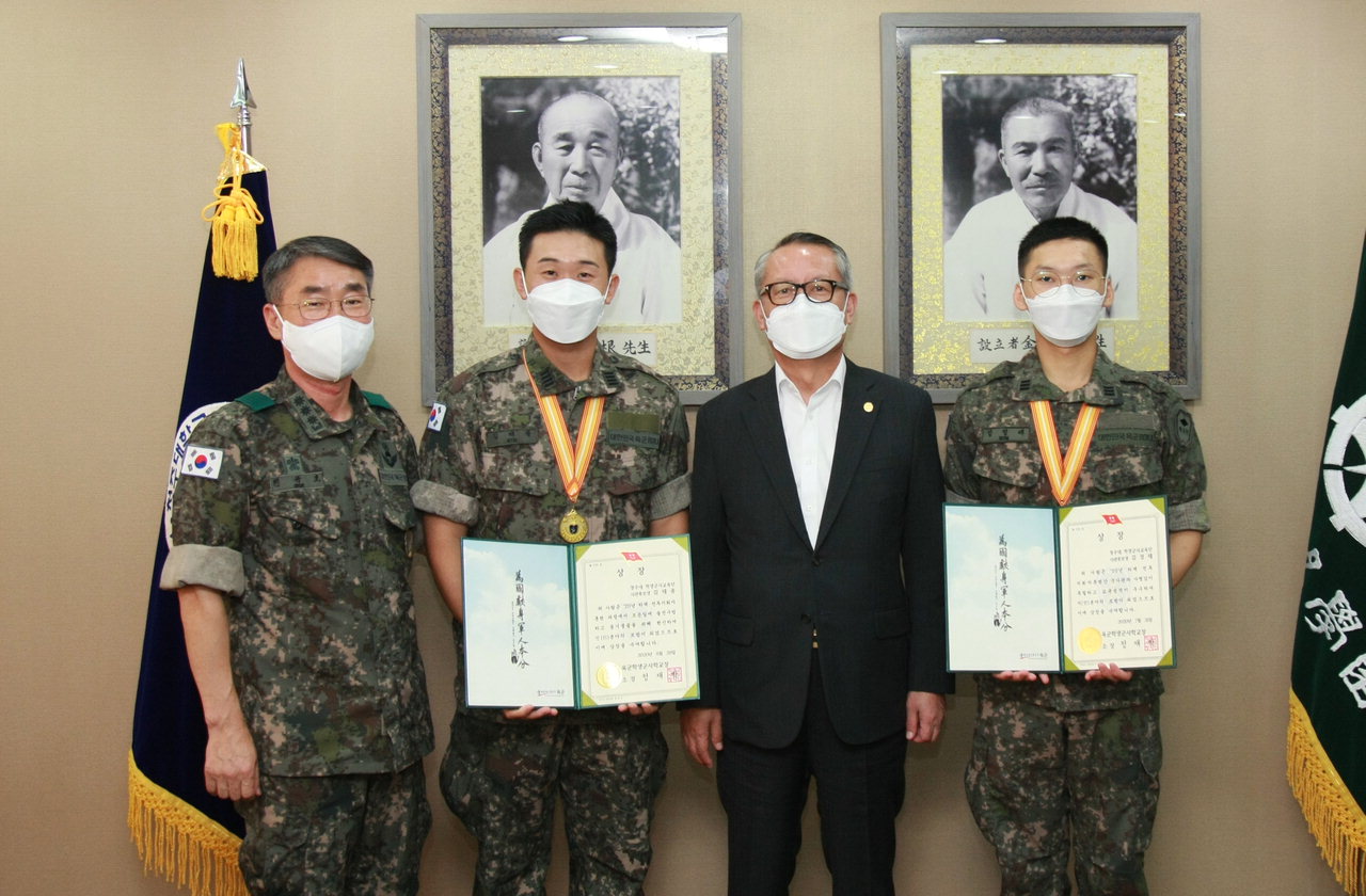 청주대학교는 137학군단 김정태(군사학과 3학년·오른쪽)·김태종(법학과 4학년·왼쪽 두번째) 사관후보생이 육군학생군사학교에서 실시된 하계 입영훈련에서 각각 전국 1등과 2등에 입상했다고 3일 밝혔다.