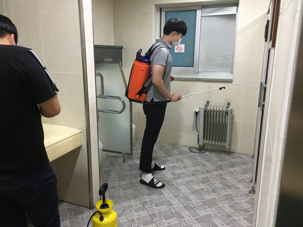 청주시 청원구 우암동 행정복지센터(동장 유현숙)는 코로나19 예방을 위해 동행정복지센터 내 화장실을 대상으로 집중소독을 실시했다.
