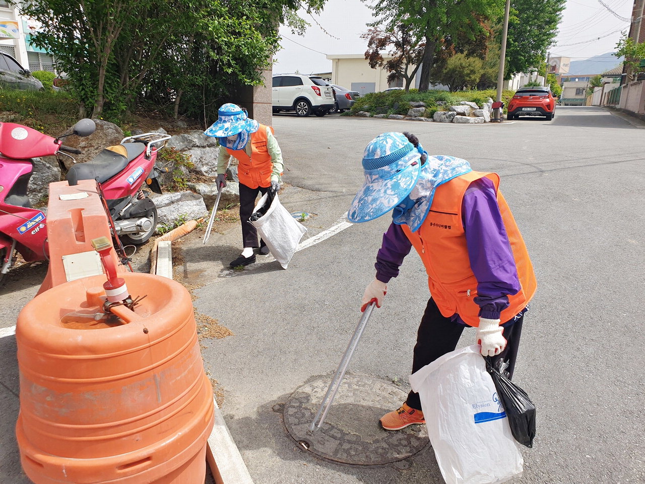 노인일자리사업에 참여한 노인들이 환경정화활동을 벌이고 있다.