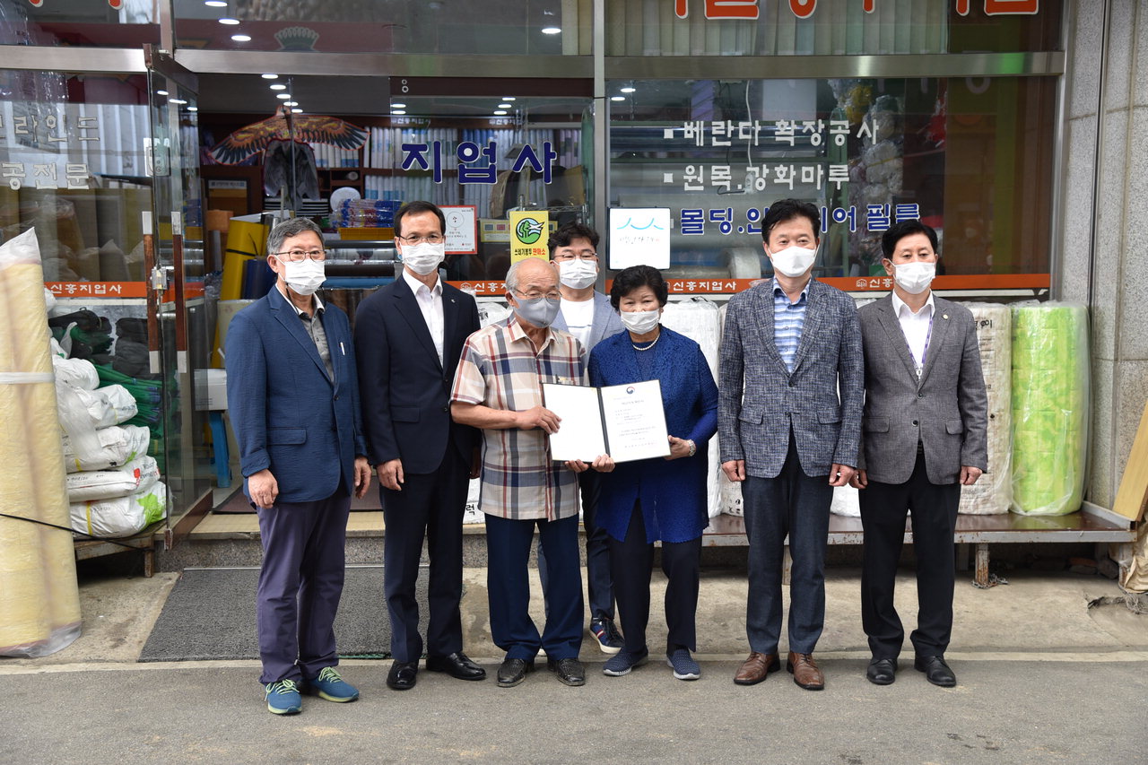 충북지방중소벤처기업청(청장 박선국)은 9일 2020년 2차 백년가게로 선정된 충북 음성군 소재 '신흥지업사'를 방문해 백년가게 확인서를 전달했다.