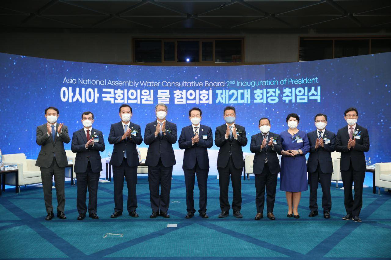 변재일 의원(왼쪽 다섯째)이 9일 아시아 국회의원 물 협의회 2대 회장에 취임하고 있다. 이날 취임식은 제주도에서 온라인으로 진행됐다./ 변재일 의원실