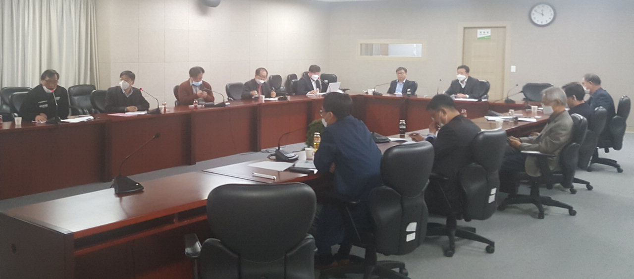 충북 사전밀착지원 전문가들이 충북테크노파크에서 스마트공장 지원방안을 논의하고 있다. / 충북테크노파크 제공