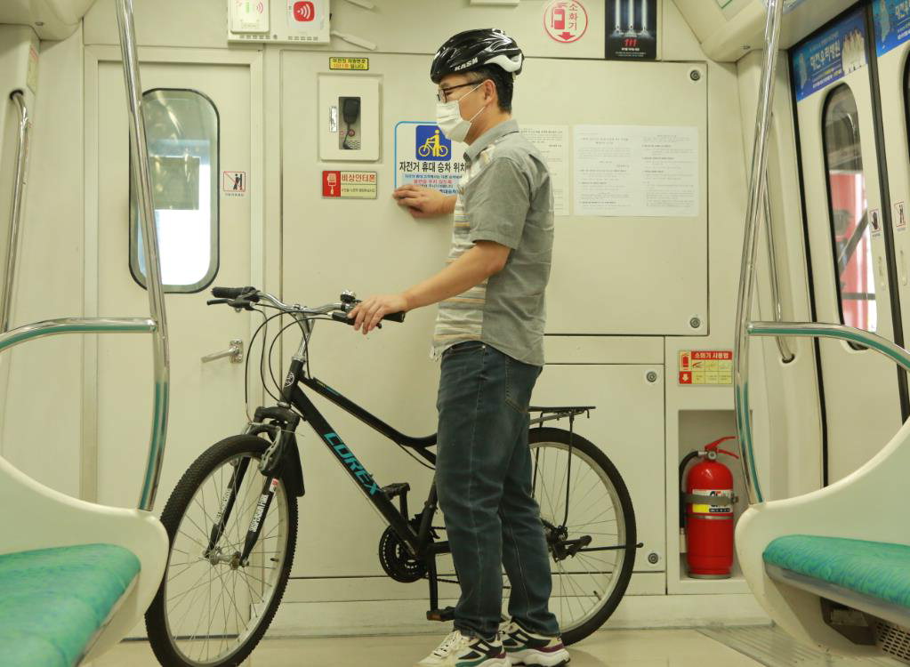 대전도시철도공사가 오는 21일부터 2개월 간 자전거 평일 휴대승차를 시범운영한다. / 대전도시철도공사 제공