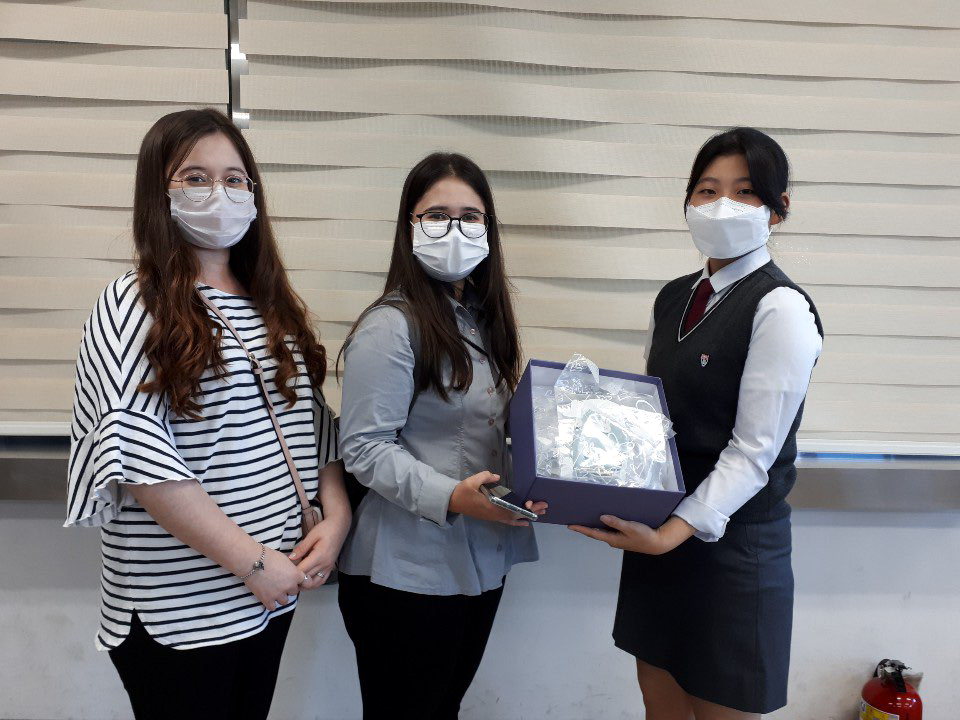 충북여고 1학년 학생들이 손수 만든 마스크를 외국인노동자들에게 전달하고 있다/ 충북여자고등학교 제공