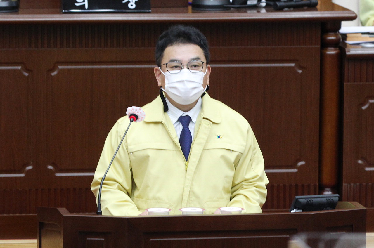김창관 의원이 김신웅 의원과 공동 발의한 '포트홀 방지를 위한 버스정류장 콘크리트 포장'을 건의하고 있다. / 대전 서구의회 제공