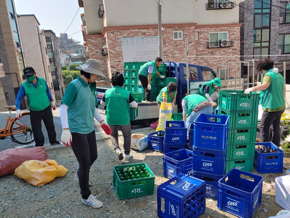 청주시 청원구 우암동새마을협의회는 16일 봉사활동 기금마련을 위한 재활용품 수집에 나섰다.